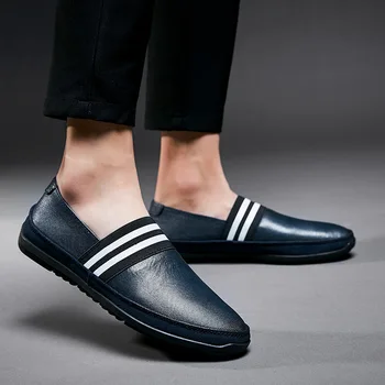 Kožené mokasíny mužov formálne topánky 2019 jar a na jeseň priedušný, ľahký plochý pánske pohodlné módne jednoduché mokasíny